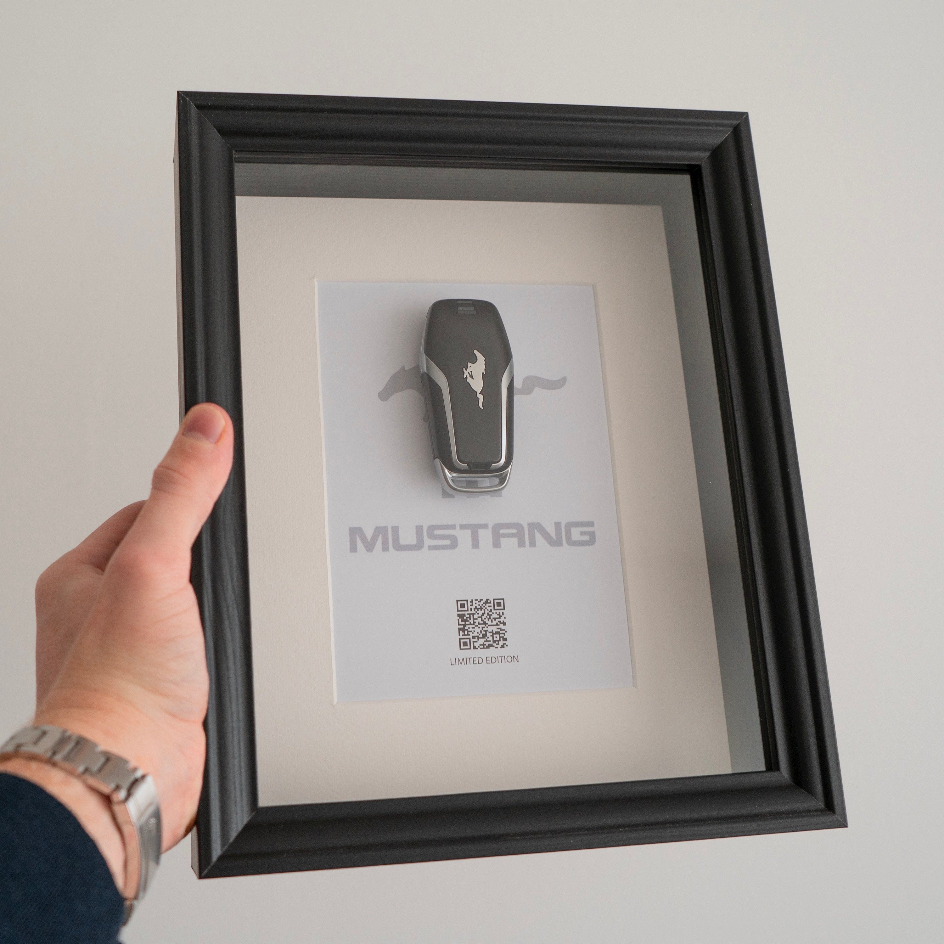 Clé de Mustang Encadrée - QR Code