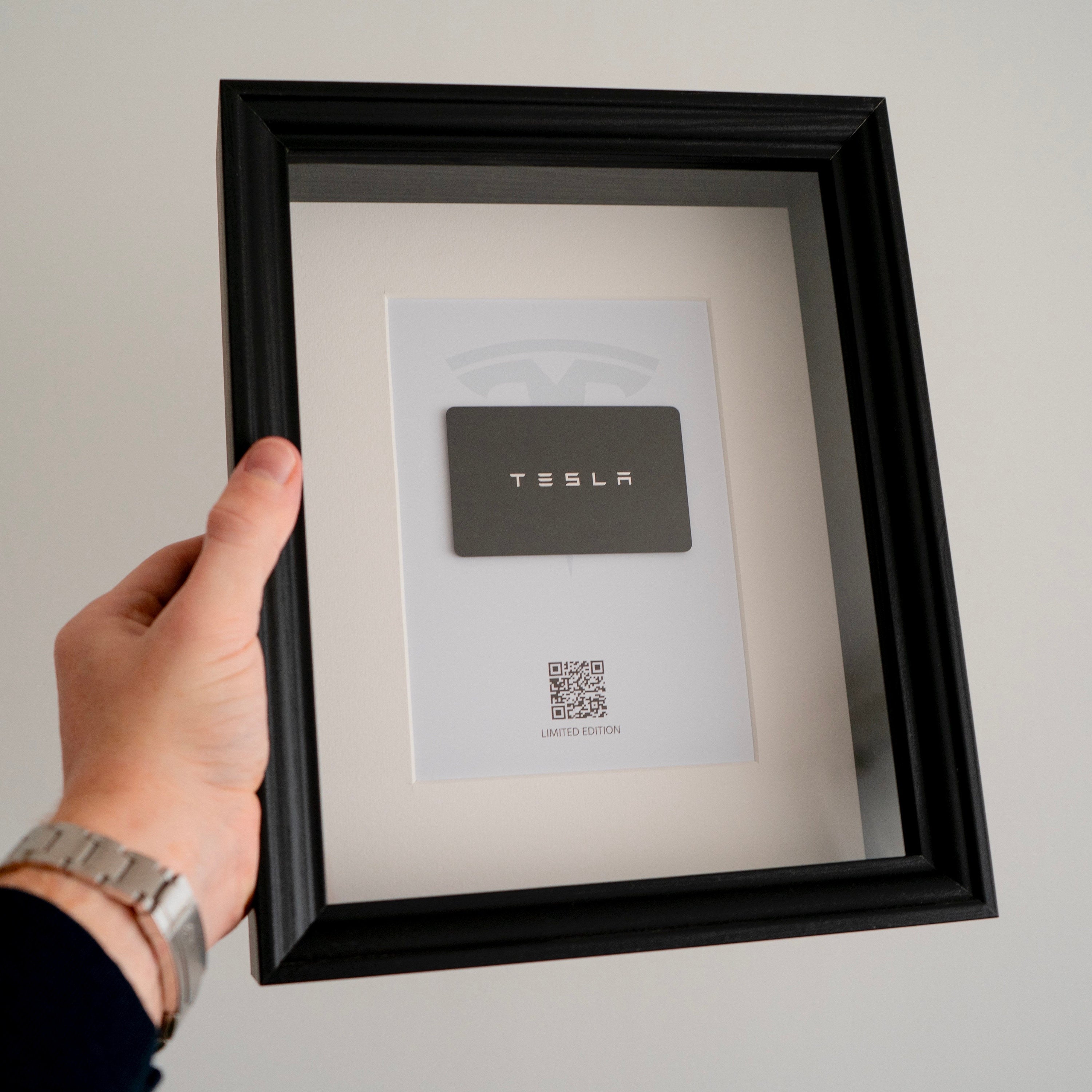 Clé Tesla Encadré - QR Code Certificat d'authenticité