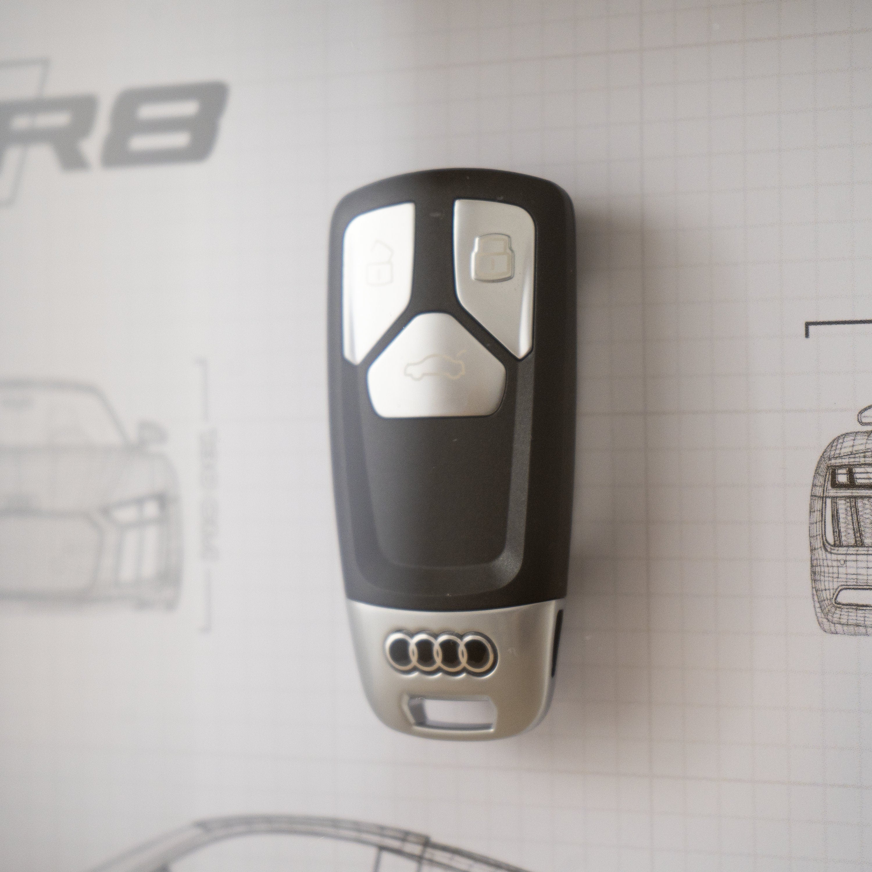 Clé Audi R8 Encadrée Authentique - Blueprint avec NFC